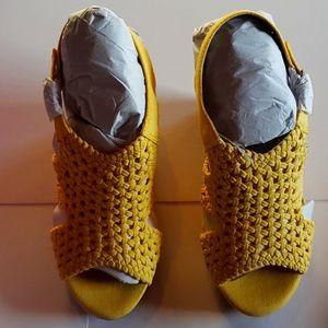 SO brand yellow wedges